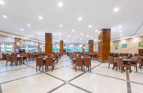 ห้องอาหารหรือที่รับประทานอาหารของ Ramada Resort Side