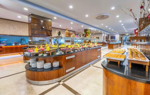 Una línea de buffet con muchos tipos diferentes de comida. en Ramada Resort Side, en Side