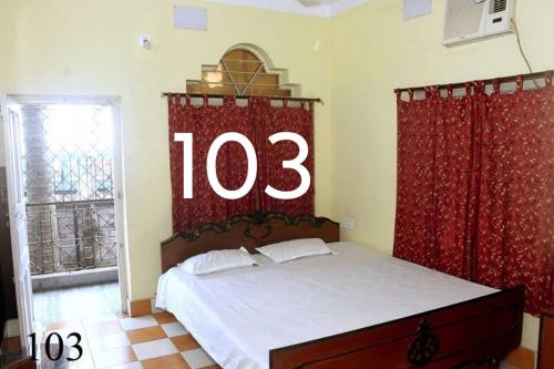 Ένα ή περισσότερα κρεβάτια σε δωμάτιο στο TAKI Suhasini Guest House