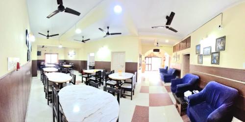 Khu vực ghế ngồi tại TAKI Suhasini Guest House