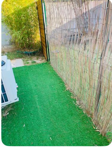 Zahrada ubytování Studio 30m2 proche Aeroport dans Lotissment calme