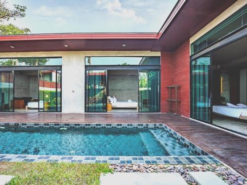 Sunday Sea Two Pool Villa Pattaya في جومتين بيتش: مسبح داخلي في الحديقة الخلفية للمنزل