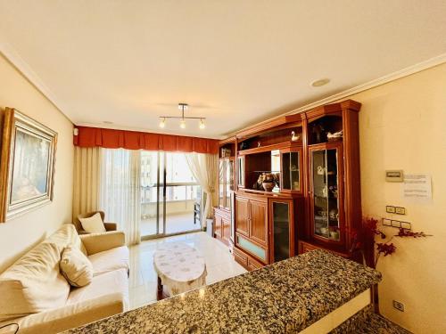 een woonkamer met een bank en een tafel bij A908 - Coruna - 2004 Finestrat sl in Cala de Finestrat