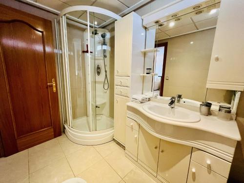 een badkamer met een wastafel en een douche bij A908 - Coruna - 2004 Finestrat sl in Cala de Finestrat