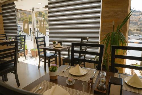 un restaurant avec des tables et des chaises et une vue dans l'établissement Corner View Hotel, à Wadi Musa
