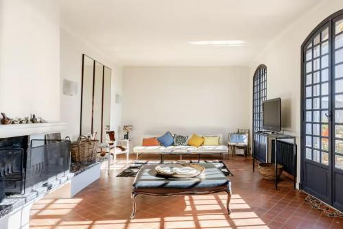 a living room with a couch and a table at Villa, piscine et vue mer exceptionnelle à Nice in Nice