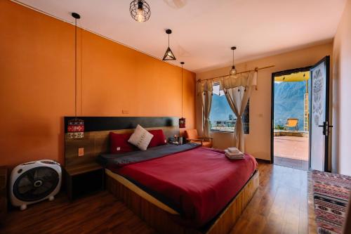 萨帕D Home Sapa 8的卧室里有一张红床和一扇大窗户