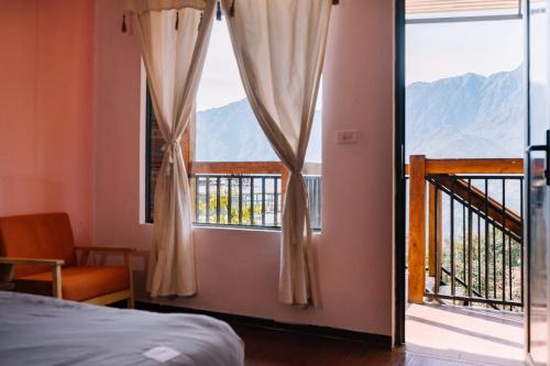 Nespecifikovaný výhled na hory nebo výhled na hory při pohledu z hotelu