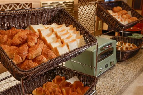 Una exhibición de pan y pasteles en una panadería. en Arima Onsen Gekkoen Yugetsusanso, en Kobe