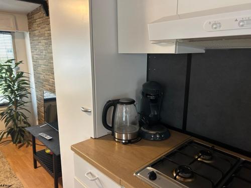 Η κουζίνα ή μικρή κουζίνα στο "Honeybee" knusse houten chalet bij het bos