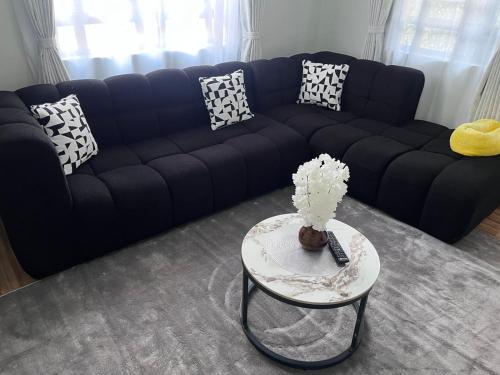 Χώρος καθιστικού στο The shade