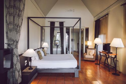 Ένα ή περισσότερα κρεβάτια σε δωμάτιο στο iuDia Hotel