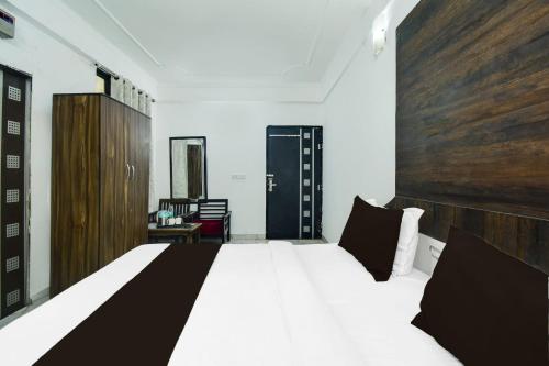 Ένα ή περισσότερα κρεβάτια σε δωμάτιο στο Collection O Jaipur Birla Temple Formerly Hotel Sky Heights