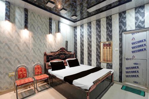 Ένα ή περισσότερα κρεβάτια σε δωμάτιο στο Hotel O Sultanpur Railway Junction Formerly Sanskar Marriage Lawan