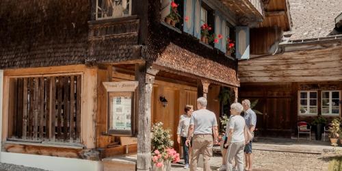 eine Gruppe von Menschen, die vor einem Gebäude stehen in der Unterkunft LaVida Star in Blumenstein