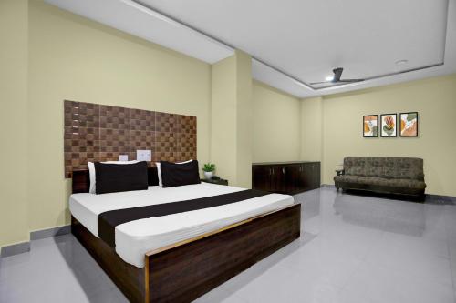 Ένα ή περισσότερα κρεβάτια σε δωμάτιο στο - Hotel O Machilipatnam Railway Station Formerly Hasini Celebrations