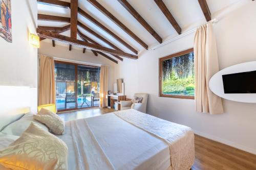 Postel nebo postele na pokoji v ubytování Sahra Su Holiday Village & SPA