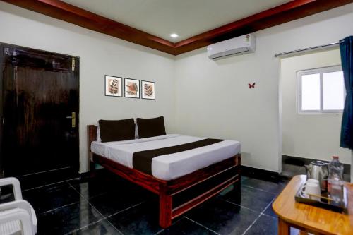 Postel nebo postele na pokoji v ubytování Collection O Chirala Beach View Formerly Sea Shell Resort