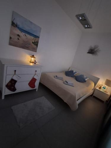 een kleine slaapkamer met een bed en een dressoir bij Apartament Blue Waves Wisełka in Wisełka