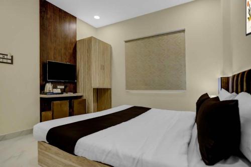 Ένα ή περισσότερα κρεβάτια σε δωμάτιο στο Townhouse Oak Kaal Bhairav Temple Varanasi