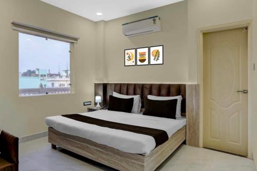 Ένα ή περισσότερα κρεβάτια σε δωμάτιο στο Townhouse Oak Kaal Bhairav Temple Varanasi