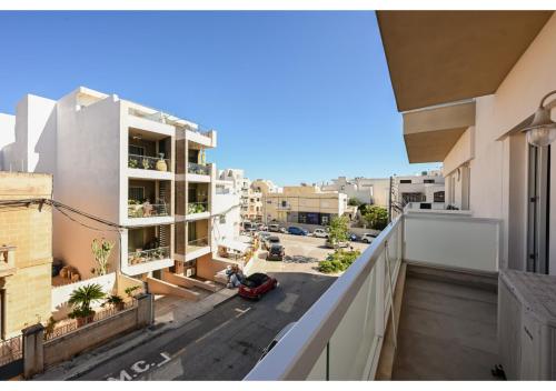 um apartamento varanda com vista para uma rua em Swieqi Best Location, Stay Close to Bars, Food & Nightlife em Is-Swieqi