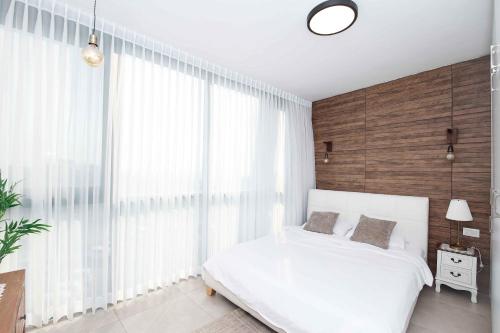 Ένα ή περισσότερα κρεβάτια σε δωμάτιο στο מול הים בקיסריה1