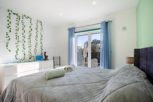 Postel nebo postele na pokoji v ubytování Vintage Gonçalo Lagoa Stay