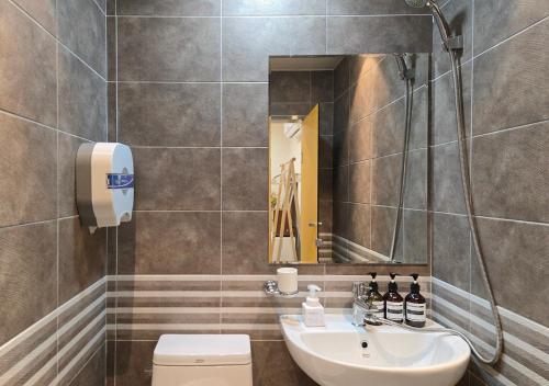 Koupelna v ubytování 라메르스테이&수원파티루프탑