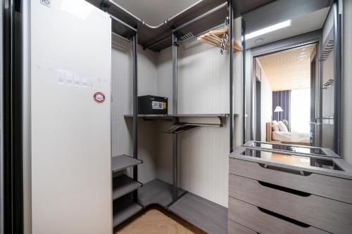 una cocina con fregadero y refrigerador en Brown Suites Busan Station, en Busan