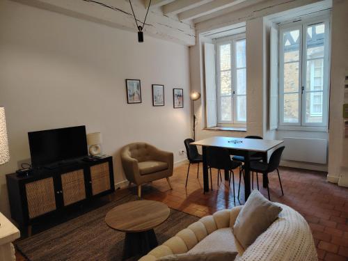 un salon avec un canapé et une table dans l'établissement Authentique Bouquet, au Mans