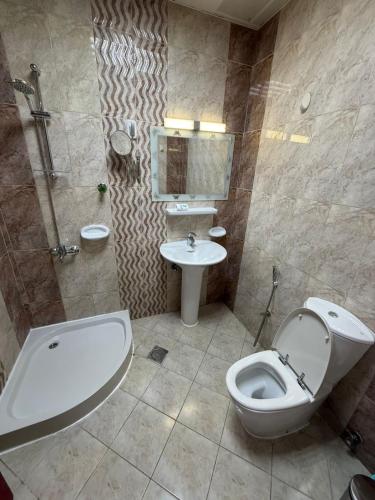 Koupelna v ubytování Bloomfields Modern 1Br Apt Brieki Al Ain