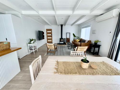 Kuchyň nebo kuchyňský kout v ubytování Little Red Gate Urban Retreat