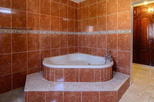 O baie la 4BR Villa Newly Renovated-5 min to Playa Dorada H1