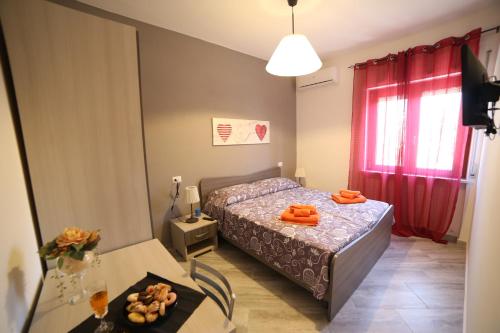 a small room with a bed and a table with a tableablish at Parco Carrara in Crotone