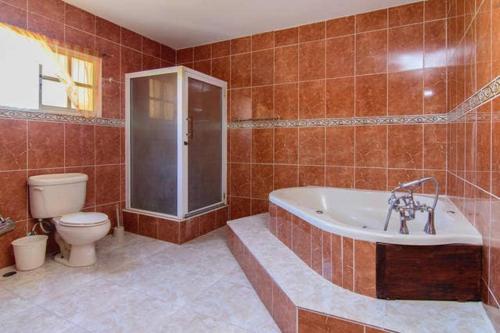 O baie la 4BR Villa Newly Renovated-5 min to Playa Dorada H1