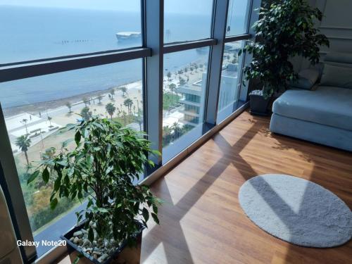 un soggiorno con vista sulla spiaggia di Sara and Bora a Durrës