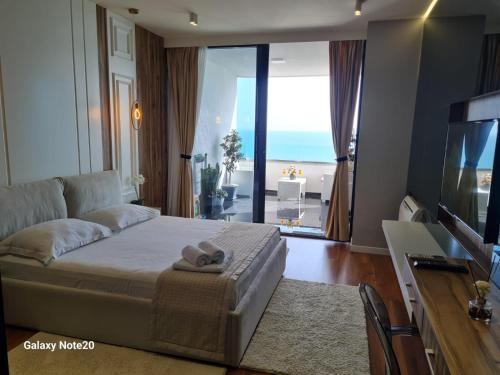 una camera da letto con un letto e una televisione con vista di Sara and Bora a Durrës