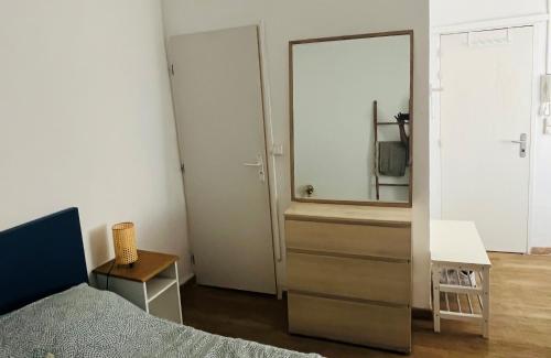 Una cama o camas en una habitación de Studio cosy au cœur Panier