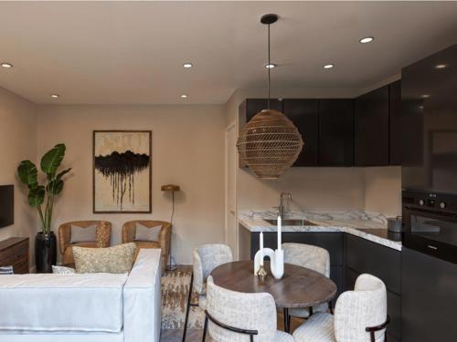 een keuken met een tafel en stoelen in een keuken bij Resort Walsdorf in Tandel