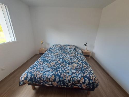 Ένα ή περισσότερα κρεβάτια σε δωμάτιο στο Maison climatisée à Plestin-les-Grèves - 8 personnes