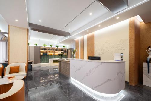 vestíbulo con recepción y mostrador en Avator Yiyun Hotel Zhangjiajie National Forest Park, en Zhangjiajie