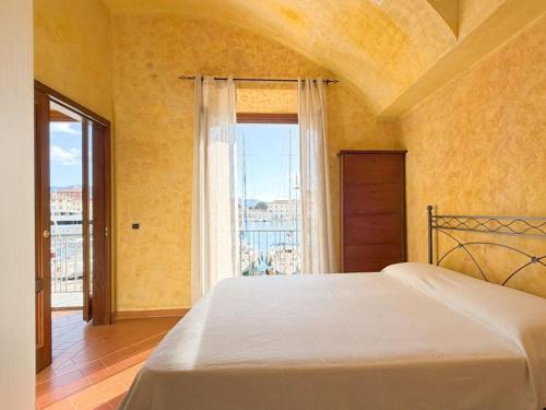 En eller flere senge i et værelse på Appartamento Lungomare - HelloElba