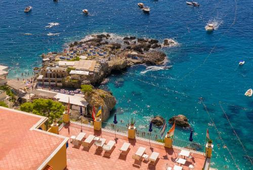 una vista aérea de un resort en el océano en Hotel Weber Ambassador, en Capri