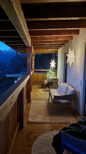 Una sala de estar con un sofá y estrellas en la pared. en Ferienwohnung La-Wurm mit privatem Whirlpool, en Hart im Zillertal