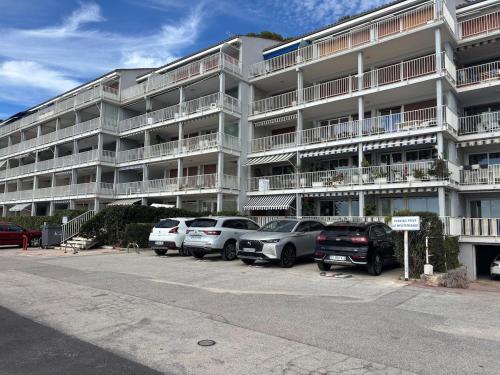 un aparcamiento frente a un gran edificio de apartamentos en Magnifique appartement vue mer Sanary-sur-mer, en Sanary-sur-Mer
