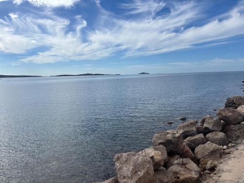 Зображення з фотогалереї помешкання Magnifique appartement vue mer Sanary-sur-mer у місті Санарі-сюр-Мер