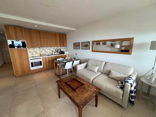 una sala de estar con un sofá y una mesa en Magnifique appartement vue mer Sanary-sur-mer, en Sanary-sur-Mer