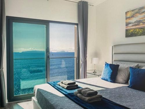 una camera da letto con un letto con vista sull'oceano di Tranquil Escape a Gaula