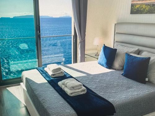 una camera da letto con un letto con asciugamani e una grande finestra di Tranquil Escape a Gaula